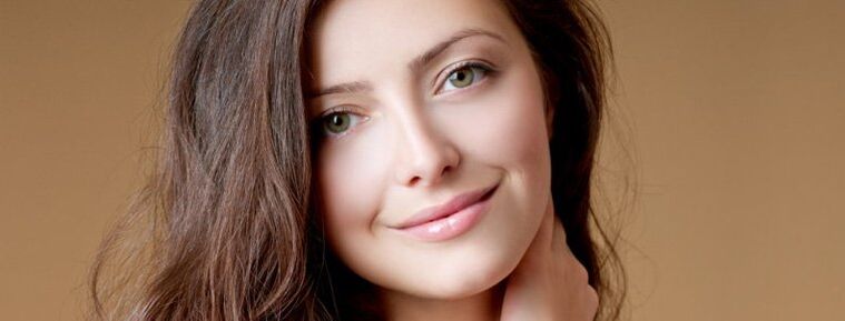 Fille aux cheveux bien coiffés et en bonne santé